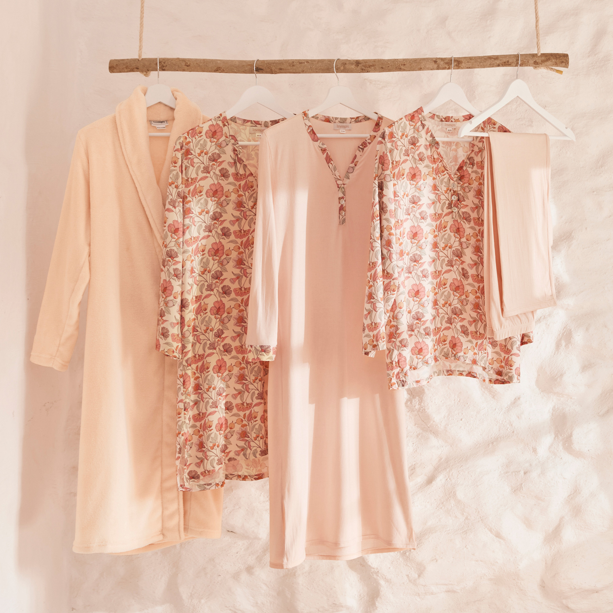 Chemise de nuit unie Ciutadella Détails imprimé floral poétique