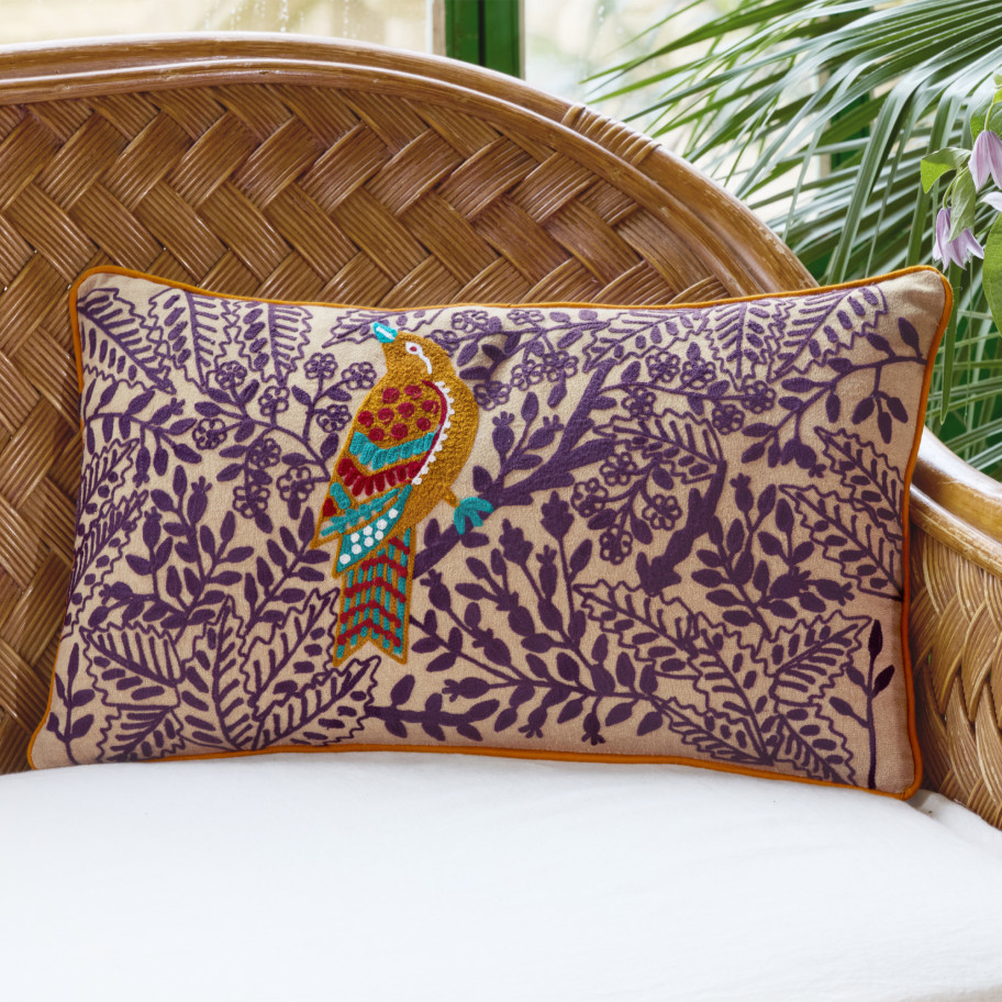 Coussin aubergine brodé Exotisme