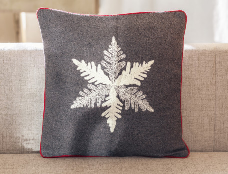 Coussin brodé motif étoile Cristal des neiges 57% laine