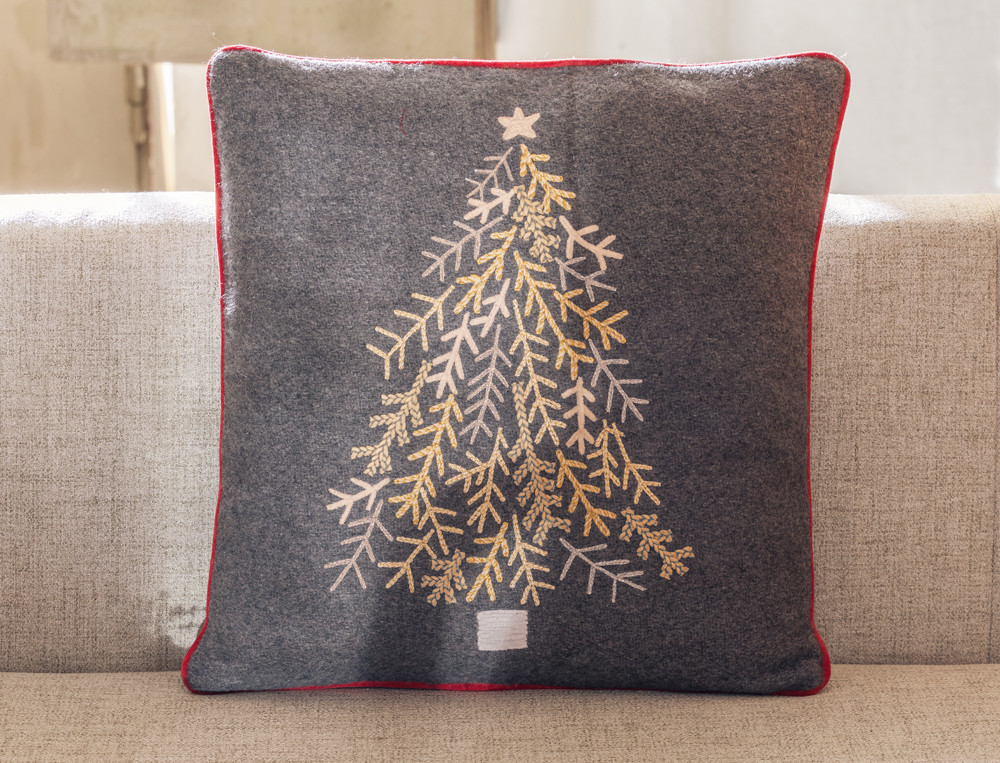 Coussin brodé motif sapin Cristal des neiges 57% laine