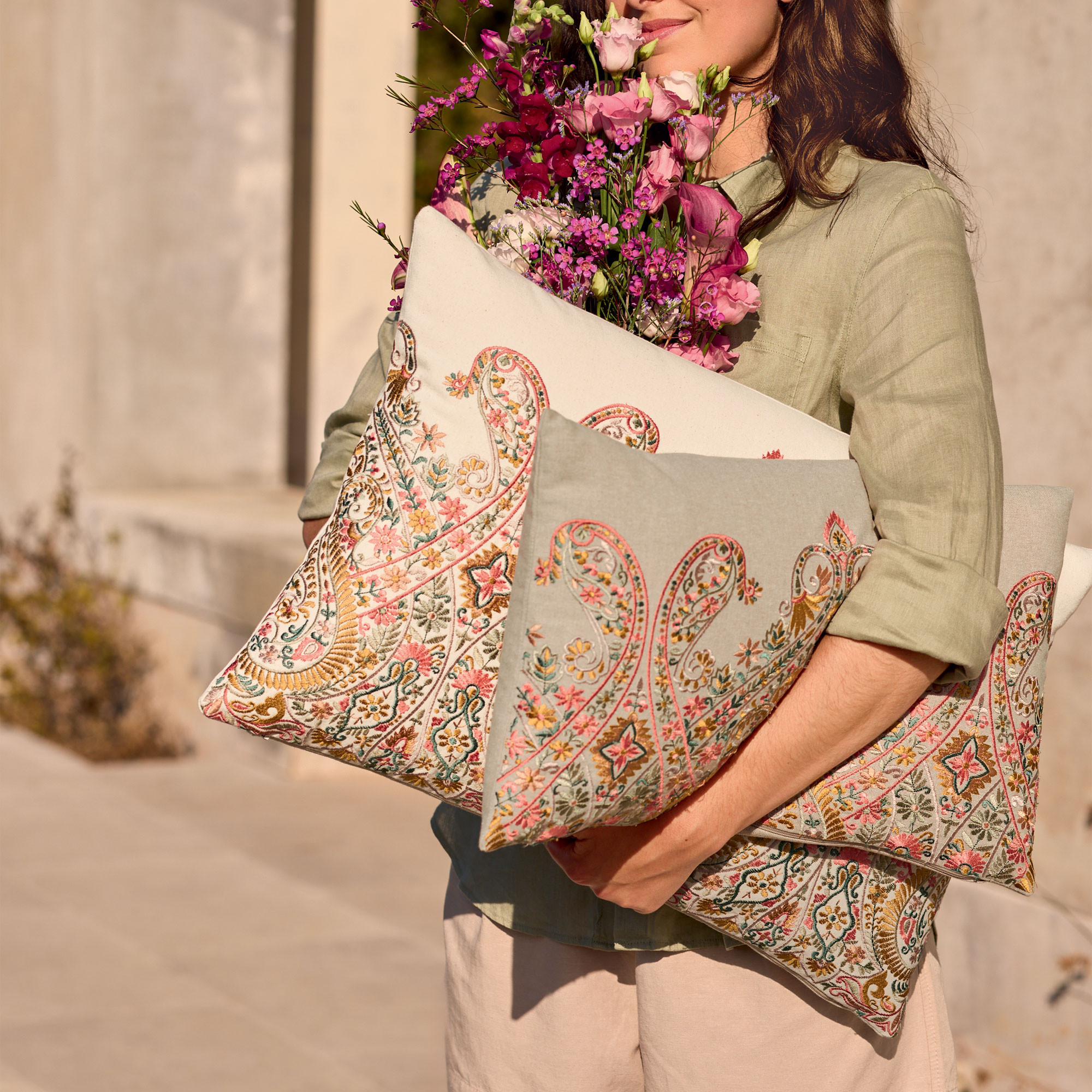 Coussin brodé Aux portes du palais Motifs indiens brodés