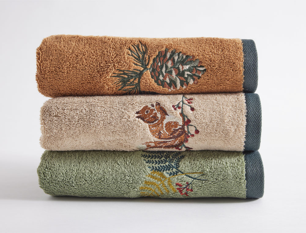 Lot de 3 serviettes invité Forêt hivernale 3 motifs hivernaux brodés